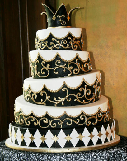 Красивый свадебный торт фото с короной